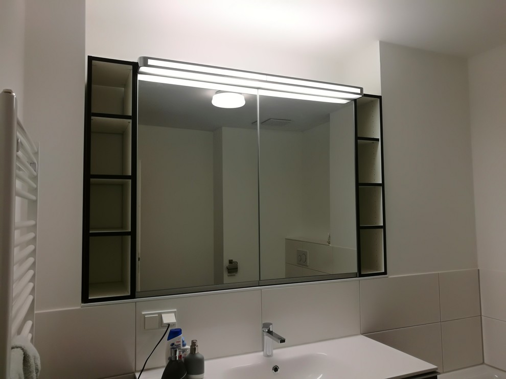 Esempio di una stanza da bagno con doccia design di medie dimensioni con ante lisce
