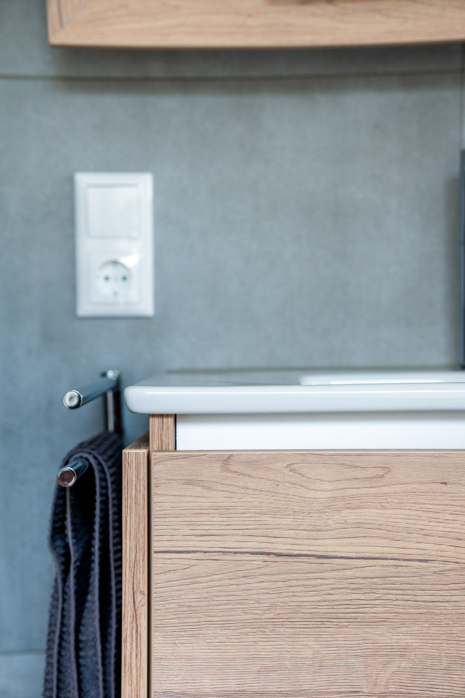 На фото: большая главная ванная комната в современном стиле с стеклянными фасадами, светлыми деревянными фасадами, белой плиткой, керамической плиткой и белой столешницей с