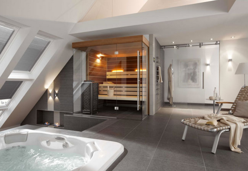 Imagen de sauna contemporánea de tamaño medio con jacuzzi, paredes blancas y suelo gris