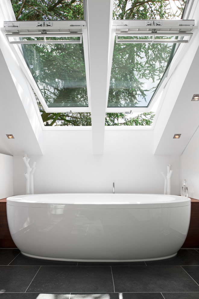 Idee per una stanza da bagno contemporanea di medie dimensioni con vasca freestanding, pareti bianche e pavimento in gres porcellanato