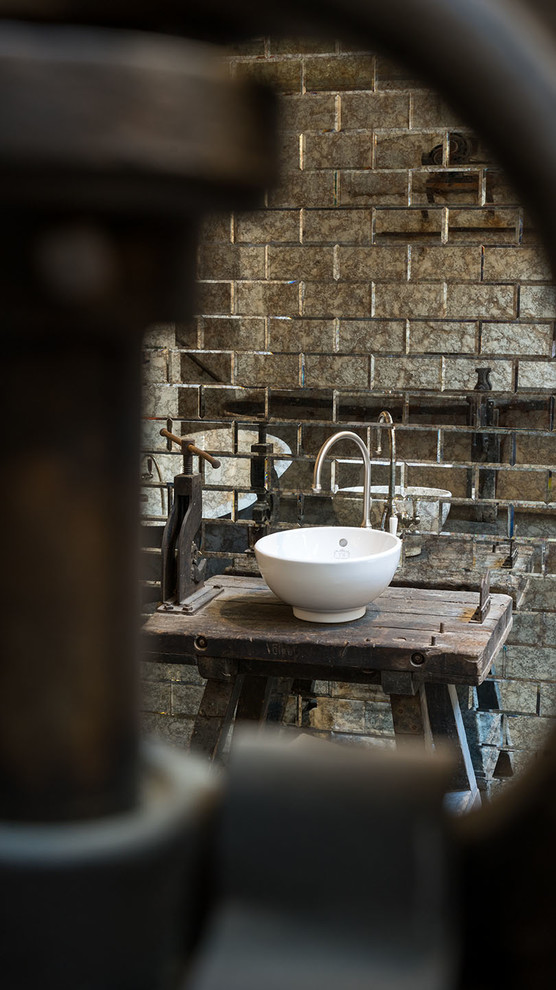 Immagine di una stanza da bagno industriale con vasca freestanding, piastrelle a specchio, pareti bianche, pavimento in cemento, lavabo a bacinella, top in legno, pavimento grigio e top marrone