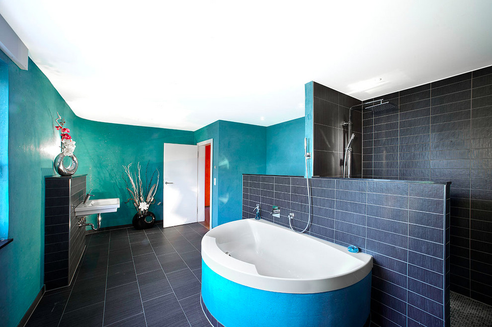 Foto di una stanza da bagno padronale contemporanea con lavabo sospeso, doccia aperta, piastrelle nere e pareti blu