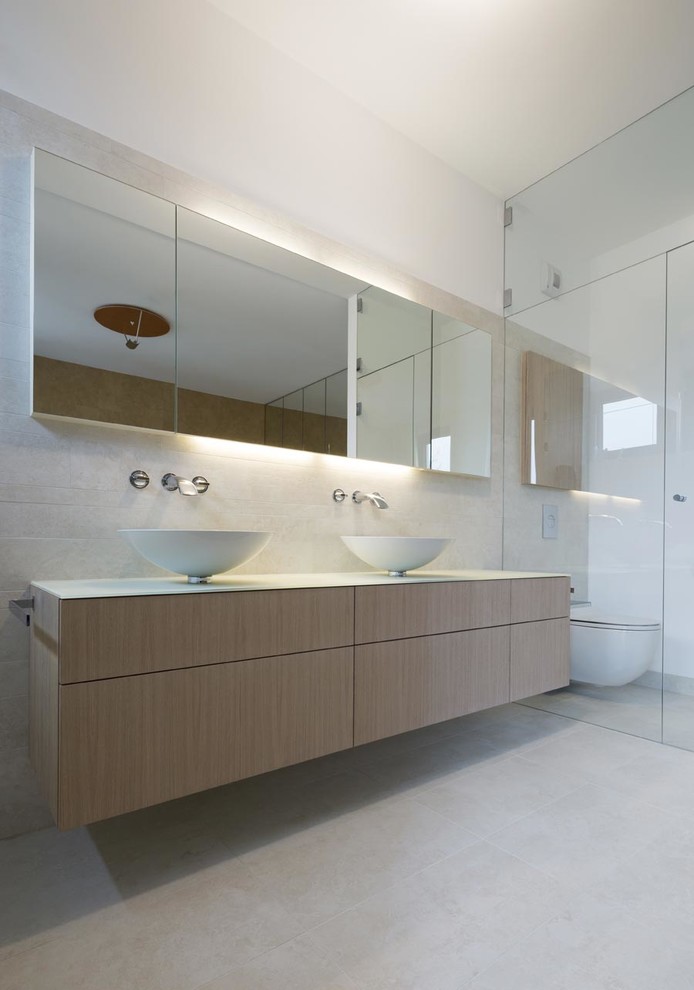 Свежая идея для дизайна: ванная комната в современном стиле с коричневыми фасадами, инсталляцией, бежевой плиткой, белыми стенами, душевой кабиной, настольной раковиной и столешницей из дерева - отличное фото интерьера