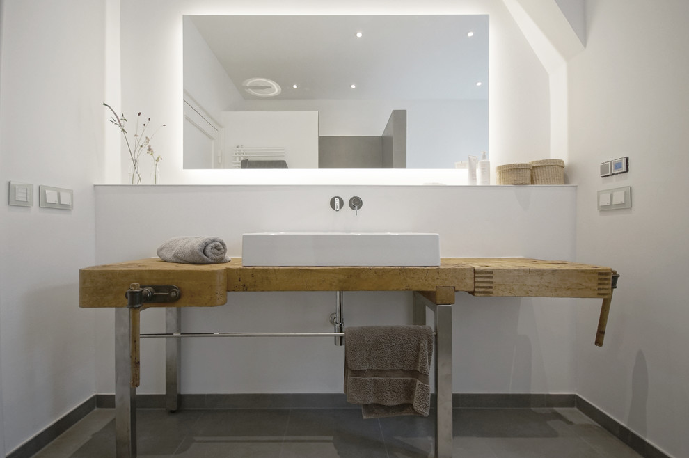 Ispirazione per una stanza da bagno padronale minimalista di medie dimensioni con lavabo a bacinella, pareti bianche e top in legno