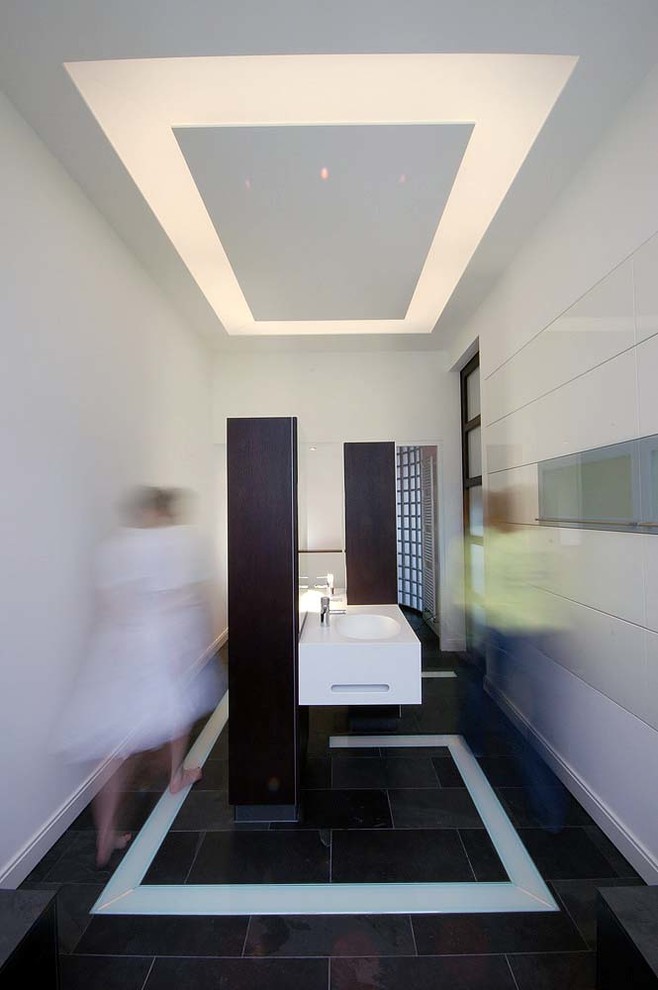 Ispirazione per una stanza da bagno minimal di medie dimensioni con piastrelle grigie, piastrelle bianche, piastrelle in ceramica, pareti bianche, pavimento con piastrelle in ceramica e lavabo integrato
