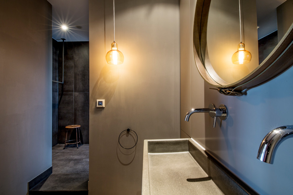 Idéer för ett mellanstort modernt en-suite badrum, med grå väggar, svart kakel, ett väggmonterat handfat, bänkskiva i betong, öppna hyllor, en kantlös dusch, en vägghängd toalettstol, betonggolv, brunt golv och med dusch som är öppen