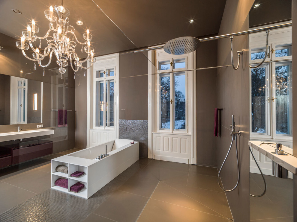 Источник вдохновения для домашнего уюта: огромная ванная комната в современном стиле с плоскими фасадами, отдельно стоящей ванной, открытым душем, коричневой плиткой, серой плиткой, плиткой мозаикой, коричневыми стенами, подвесной раковиной, красными фасадами и открытым душем