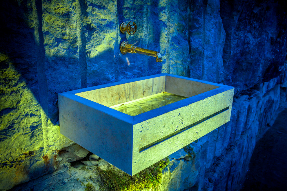 Ejemplo de sauna urbana de tamaño medio con lavabo de seno grande y encimera de mármol