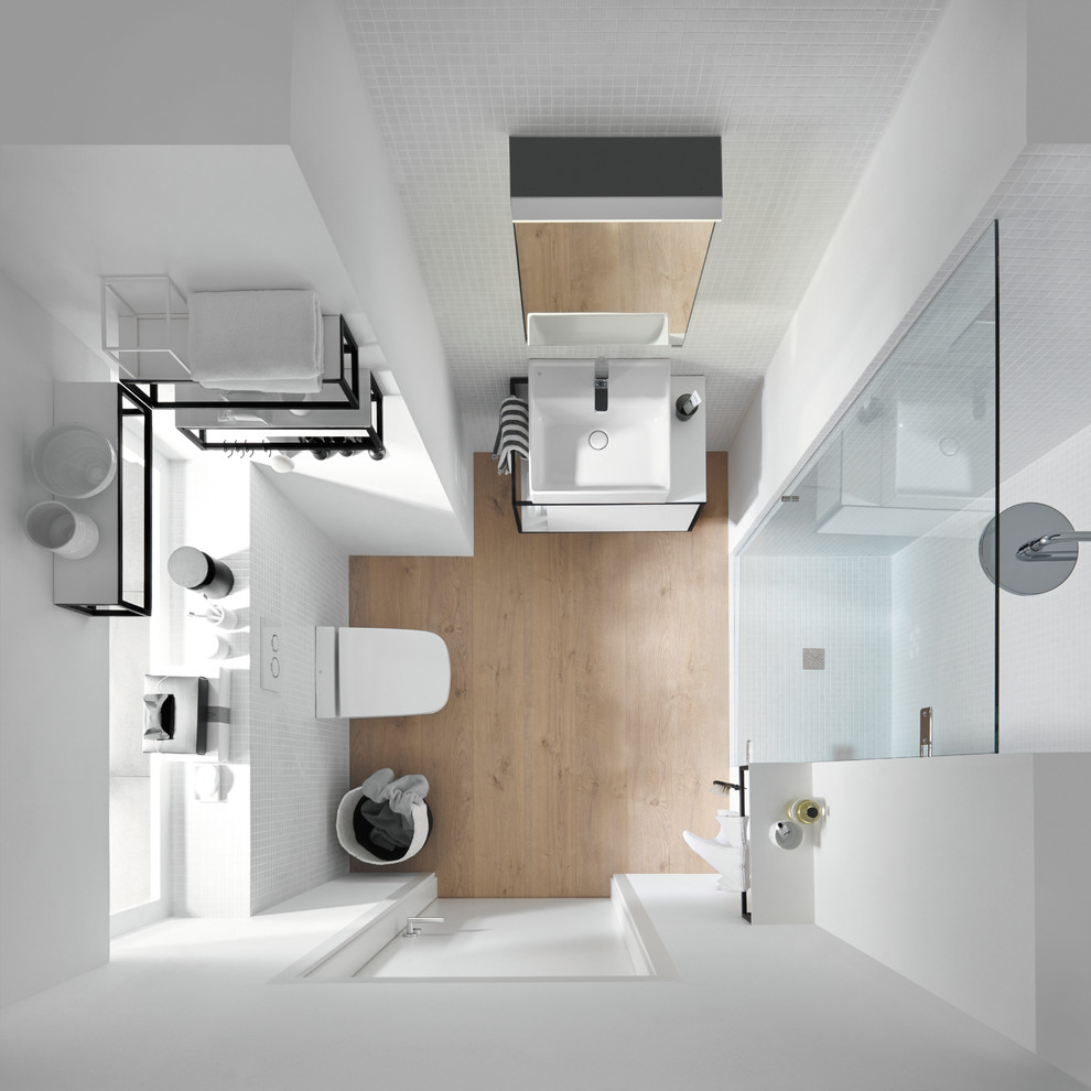 Diseño de cuarto de baño actual pequeño con armarios con paneles lisos, puertas de armario blancas, sanitario de pared, aseo y ducha y lavabo sobreencimera