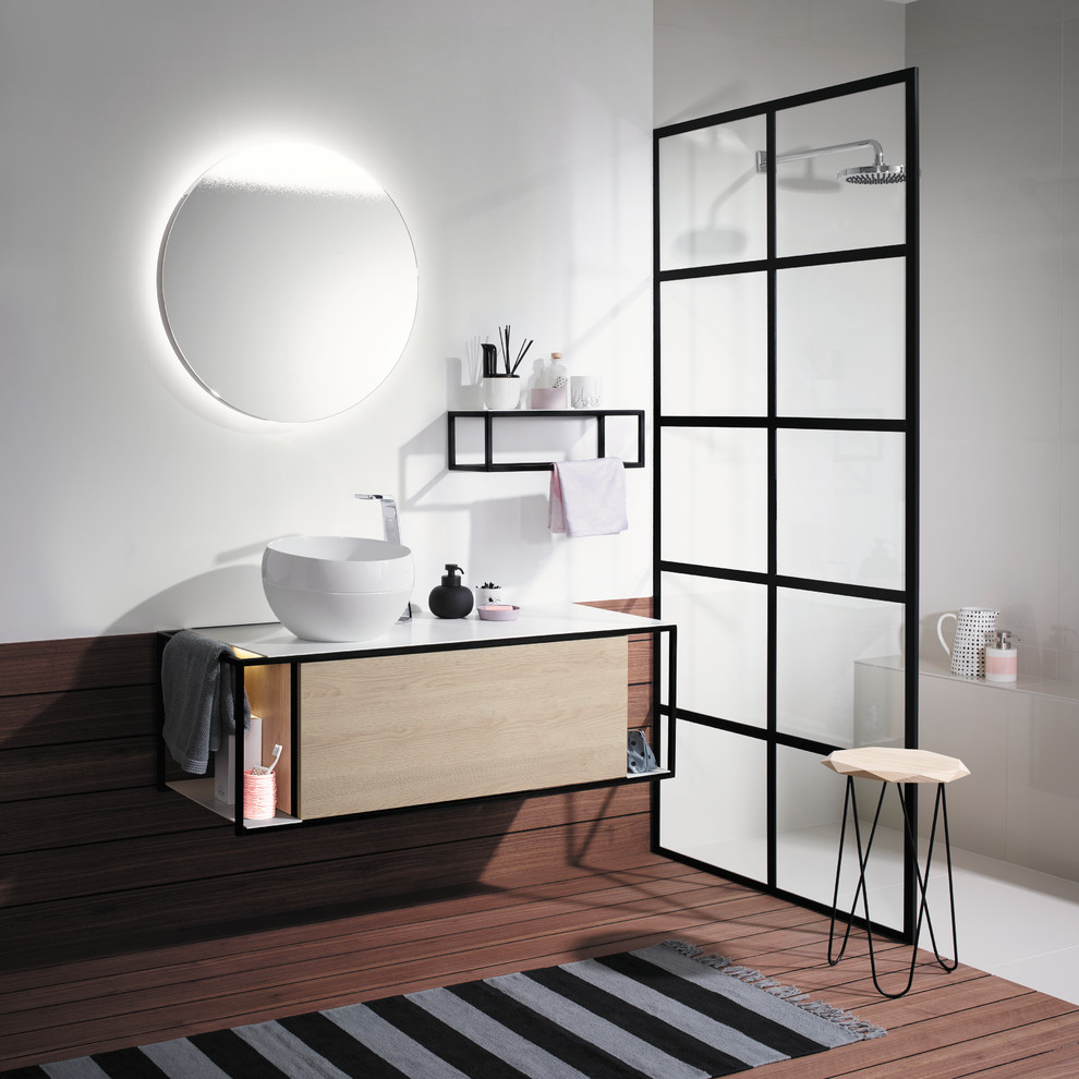 Modelo de cuarto de baño contemporáneo de tamaño medio con armarios con paneles lisos, puertas de armario de madera clara, lavabo sobreencimera y encimera de acrílico