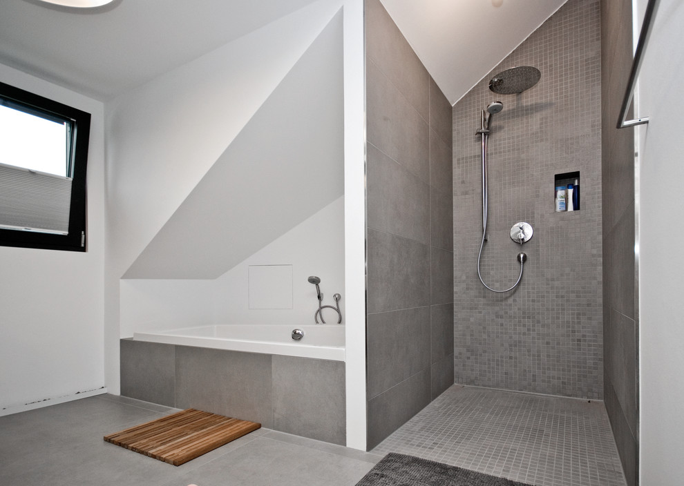 Foto de cuarto de baño contemporáneo grande con bañera empotrada, ducha empotrada, baldosas y/o azulejos grises, losas de piedra y paredes blancas