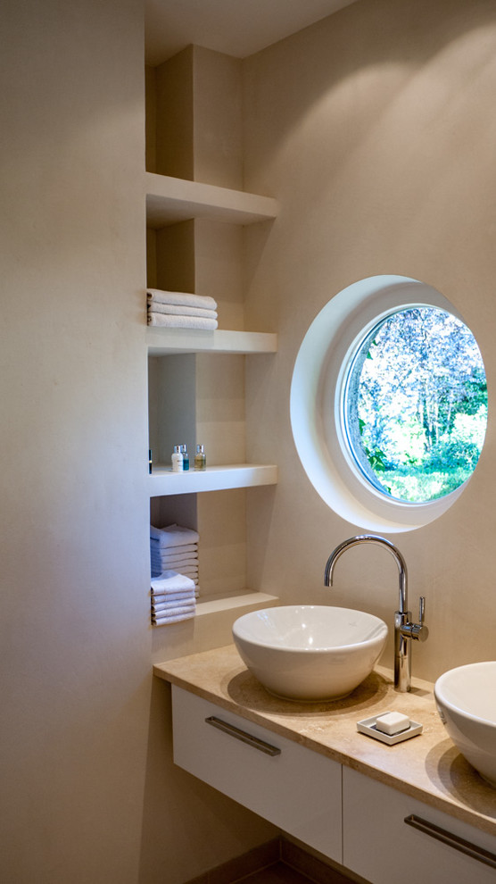 Diseño de cuarto de baño actual pequeño con paredes beige, lavabo sobreencimera, encimera de mármol, ducha a ras de suelo y aseo y ducha