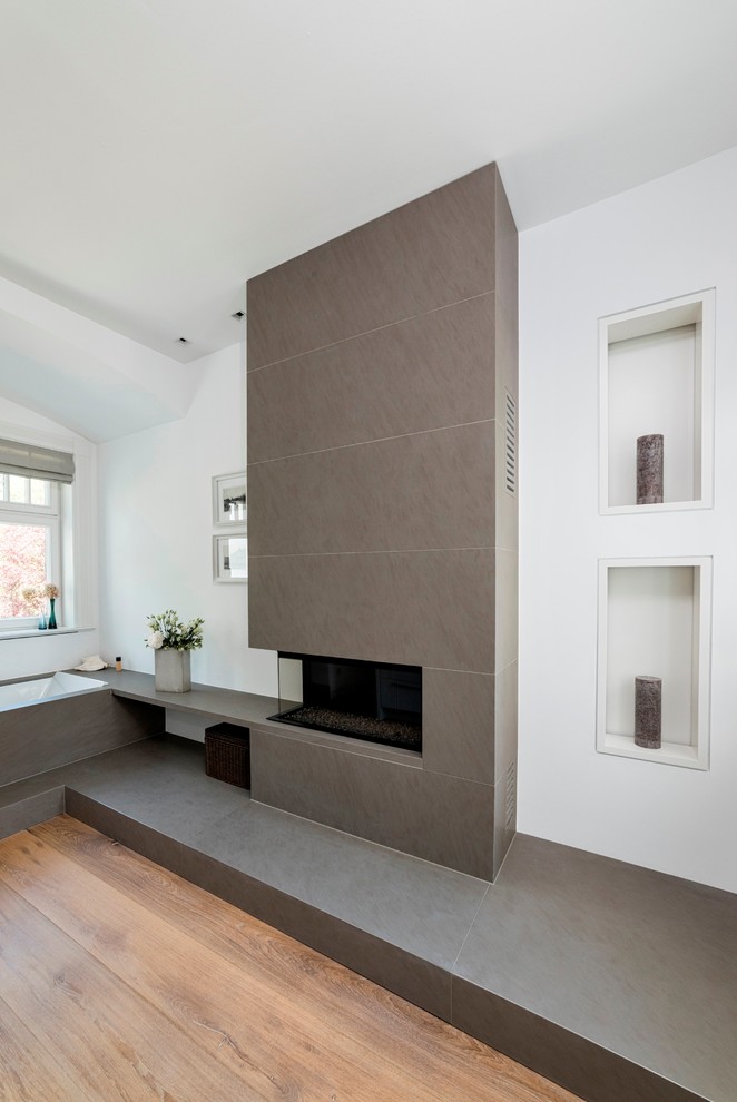 Inspiration för moderna en-suite badrum, med ett platsbyggt badkar, vita väggar och mellanmörkt trägolv