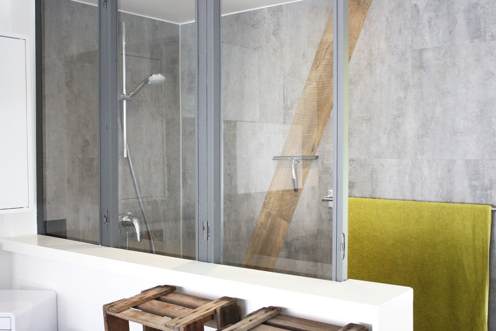 Foto på ett industriellt en-suite badrum, med en kantlös dusch och grå kakel