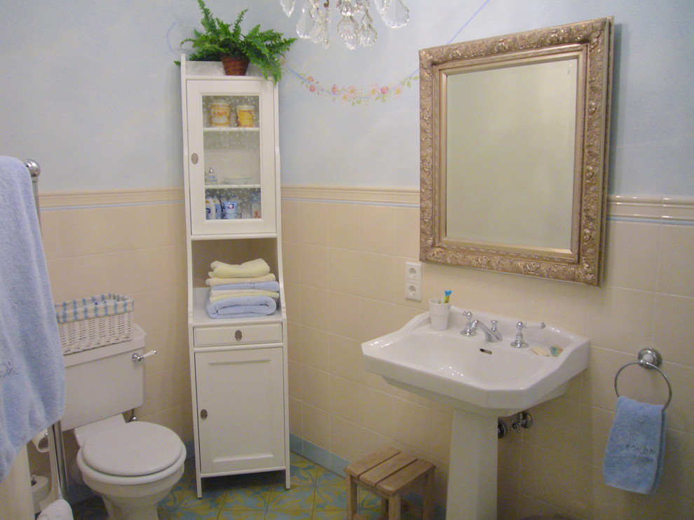 Example of a cottage bathroom design in Munich