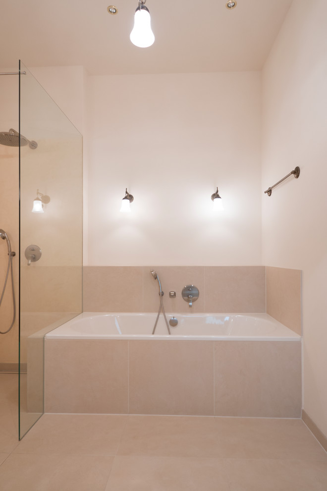 Inredning av ett klassiskt stort badrum, med ett platsbyggt badkar, en öppen dusch, beige kakel, keramikplattor, vita väggar, klinkergolv i keramik, med dusch som är öppen och en vägghängd toalettstol
