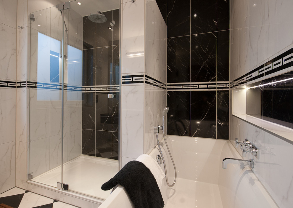 Kleines Klassisches Badezimmer En Suite mit Einbaubadewanne, bodengleicher Dusche, bunten Wänden, Keramikboden und buntem Boden in Frankfurt am Main