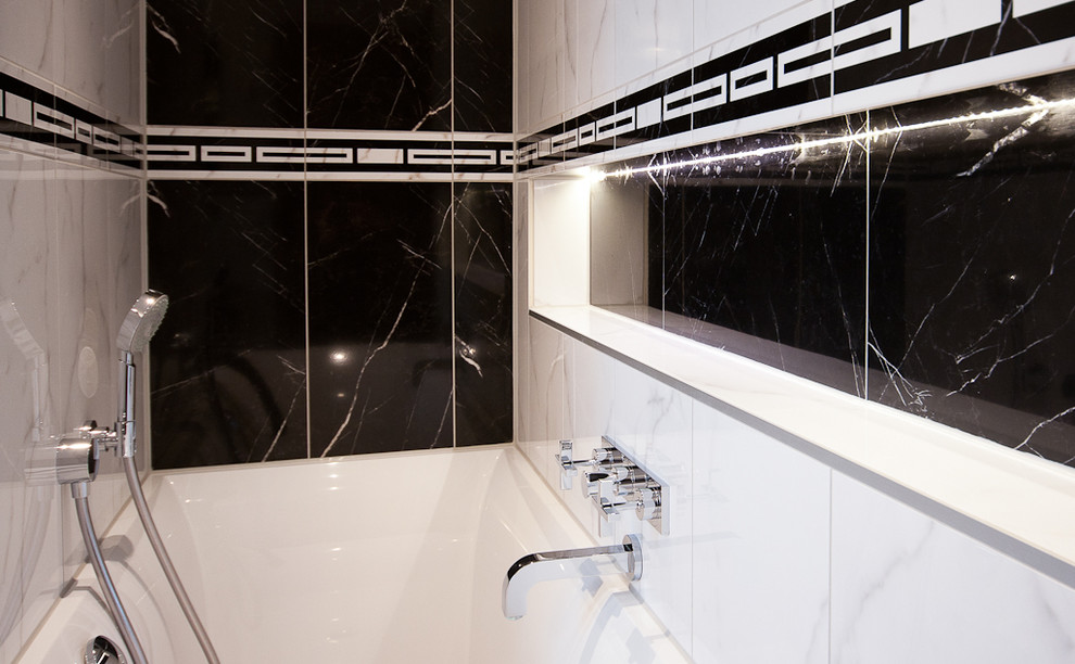 Kleines Klassisches Badezimmer En Suite mit Einbaubadewanne, bodengleicher Dusche, bunten Wänden, Keramikboden und buntem Boden in Frankfurt am Main