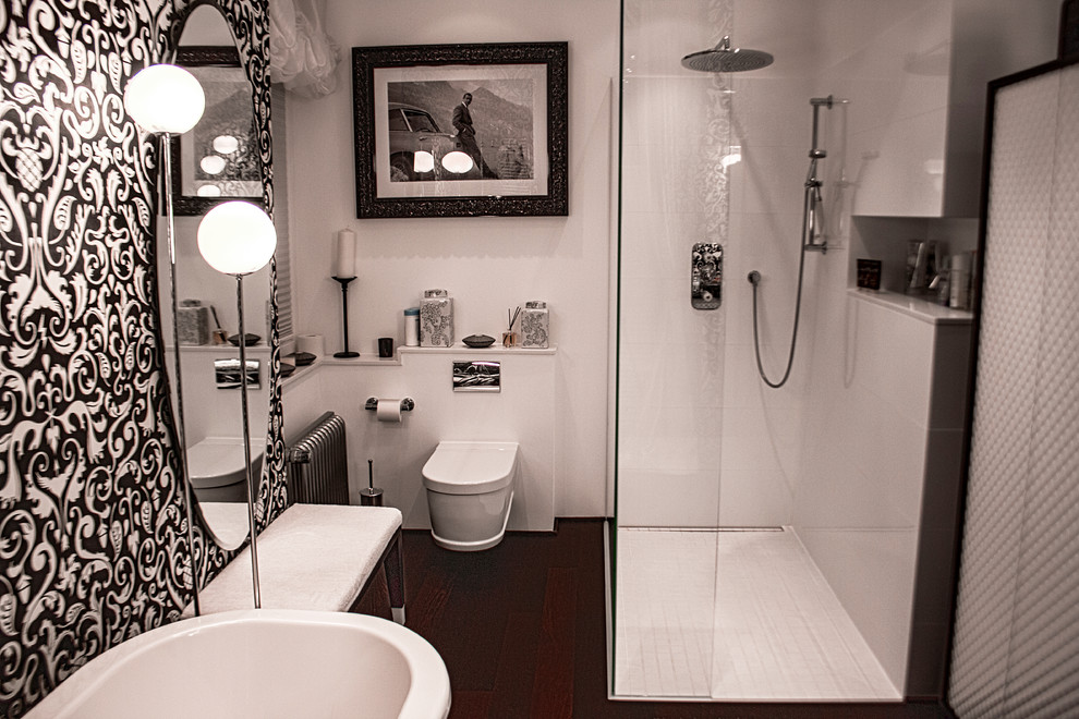 Foto di una stanza da bagno classica di medie dimensioni con vasca freestanding, doccia ad angolo, WC sospeso, piastrelle bianche, piastrelle in ceramica, pareti multicolore e parquet scuro