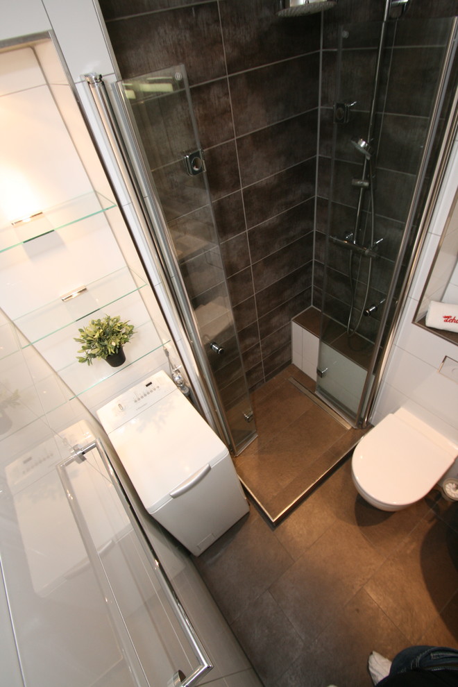 Foto de cuarto de baño contemporáneo pequeño con ducha esquinera, sanitario de pared, baldosas y/o azulejos multicolor, paredes multicolor y aseo y ducha