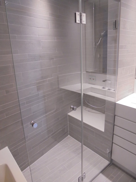 kleine Bäder. Bodengliche Dusche mit Sitzbank - Contemporary - Bathroom -  Stuttgart - by balneo-design, harald schnur | Houzz AU