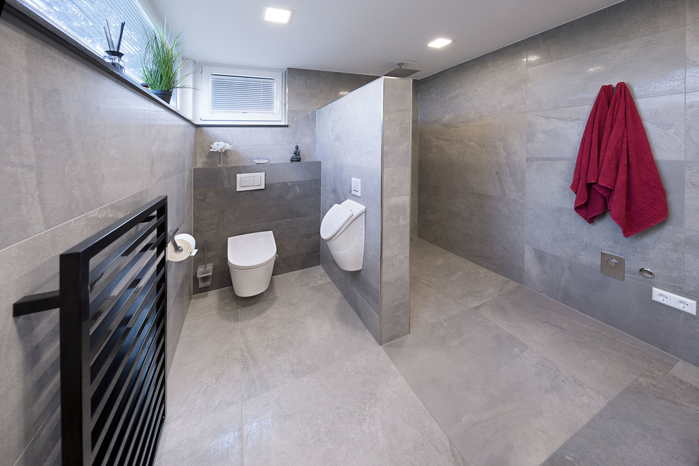 Идея дизайна: главная ванная комната среднего размера в стиле лофт с открытым душем, инсталляцией, серой плиткой, керамической плиткой, серыми стенами, полом из керамической плитки, серым полом и открытым душем