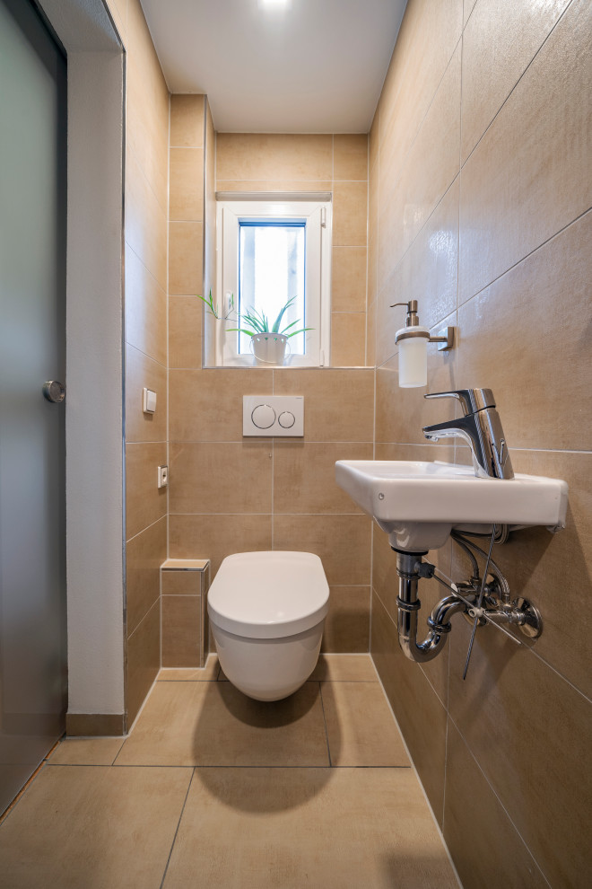 Kleine Moderne Gästetoilette mit Wandtoilette, braunen Fliesen, brauner Wandfarbe, Einbauwaschbecken und braunem Boden in Stuttgart