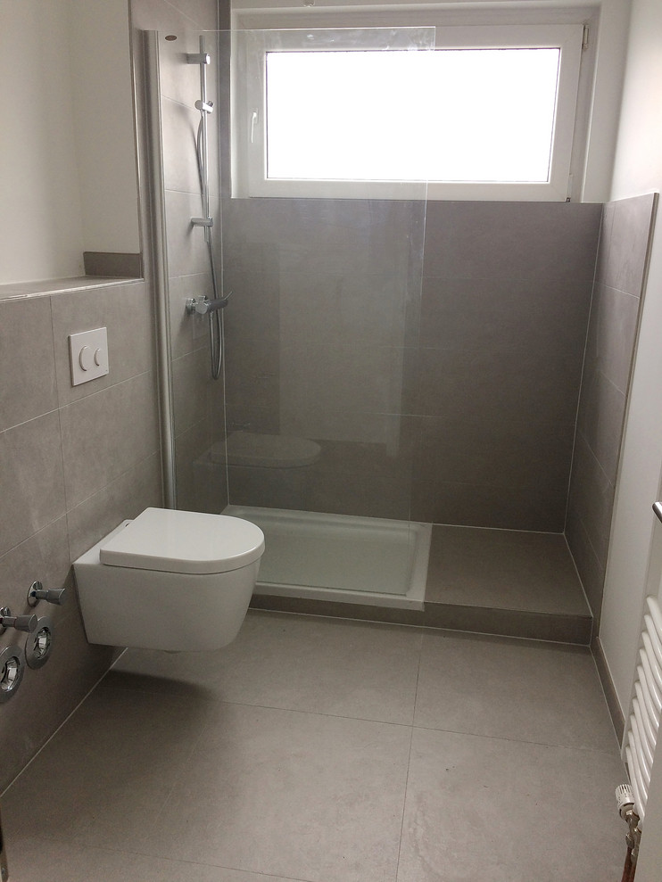 Inredning av ett modernt litet beige beige badrum med dusch, med en dusch i en alkov, en toalettstol med separat cisternkåpa, grå kakel, keramikplattor, vita väggar, klinkergolv i keramik, ett fristående handfat, grått golv, med dusch som är öppen och marmorbänkskiva