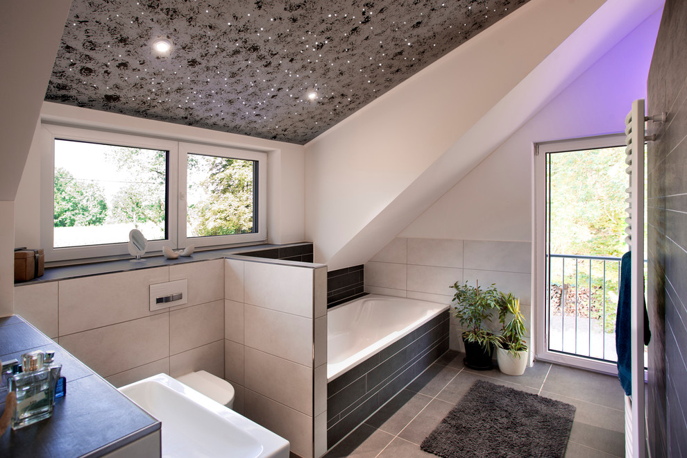 Aménagement d'une salle d'eau contemporaine de taille moyenne avec une baignoire posée, WC séparés, un carrelage beige, un carrelage marron, des carreaux de béton, un mur blanc, carreaux de ciment au sol, un lavabo suspendu et un sol marron.