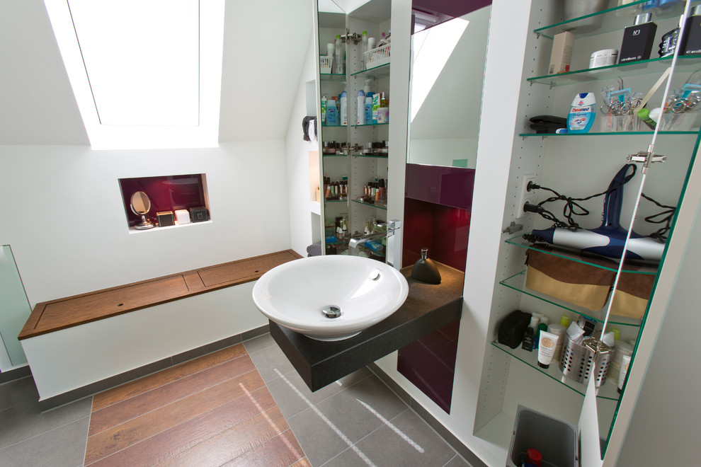Modernes Badezimmer mit Aufsatzwaschbecken, bodengleicher Dusche, Wandtoilette mit Spülkasten, weißer Wandfarbe und Keramikboden in Hamburg