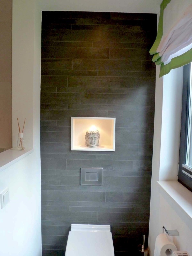 Esempio di una piccola stanza da bagno design con piastrelle grigie e pavimento con piastrelle in ceramica