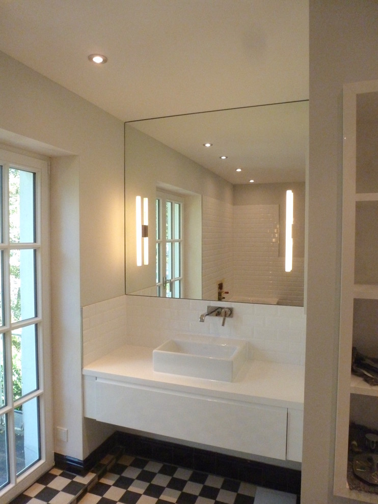 Idee per una stanza da bagno tradizionale con lavabo a bacinella