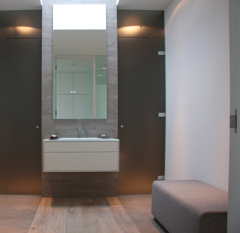 Exemple d'une petite salle d'eau tendance avec un placard à porte plane, des portes de placard blanches, un lavabo posé, un plan de toilette en bois et un plan de toilette blanc.