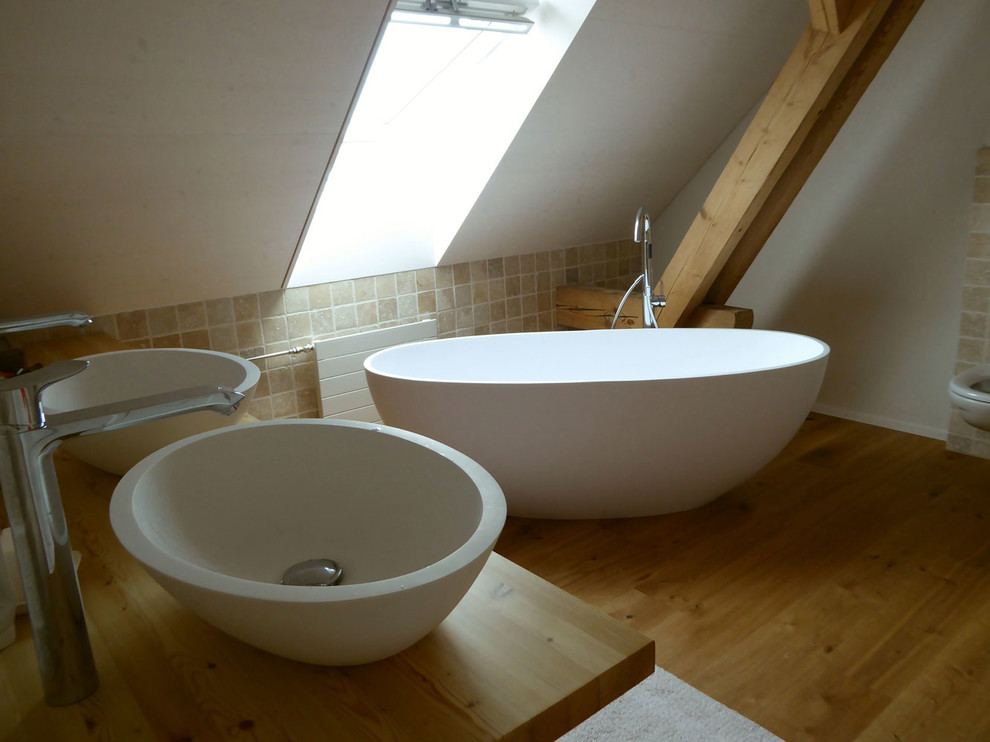 Country Badezimmer mit freistehender Badewanne, weißer Wandfarbe und braunem Holzboden