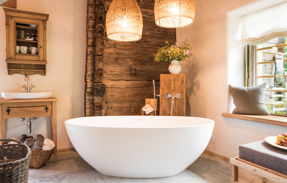 Inspiration för ett rustikt badrum, med ett fristående badkar