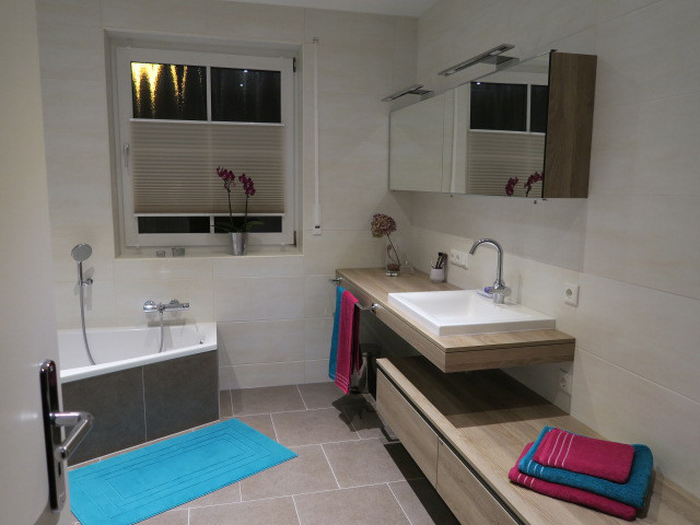 Стильный дизайн: ванная комната среднего размера в современном стиле с коричневыми фасадами, накладной ванной, коричневой плиткой, полом из керамической плитки, душевой кабиной и столешницей из искусственного камня - последний тренд