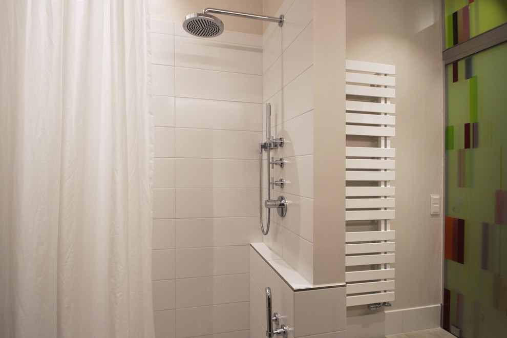 Idéer för ett mellanstort modernt brun badrum med dusch, med luckor med glaspanel, en kantlös dusch, en vägghängd toalettstol, vit kakel, stenhäll, ett fristående handfat, träbänkskiva, beiget golv, dusch med duschdraperi och beige väggar