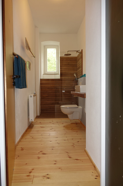 Lärche Holzboden, Dusche aus Teakholz - Maritim - Badezimmer - Nürnberg -  von VOGEL wohn(t)räume in holz e.K. | Houzz