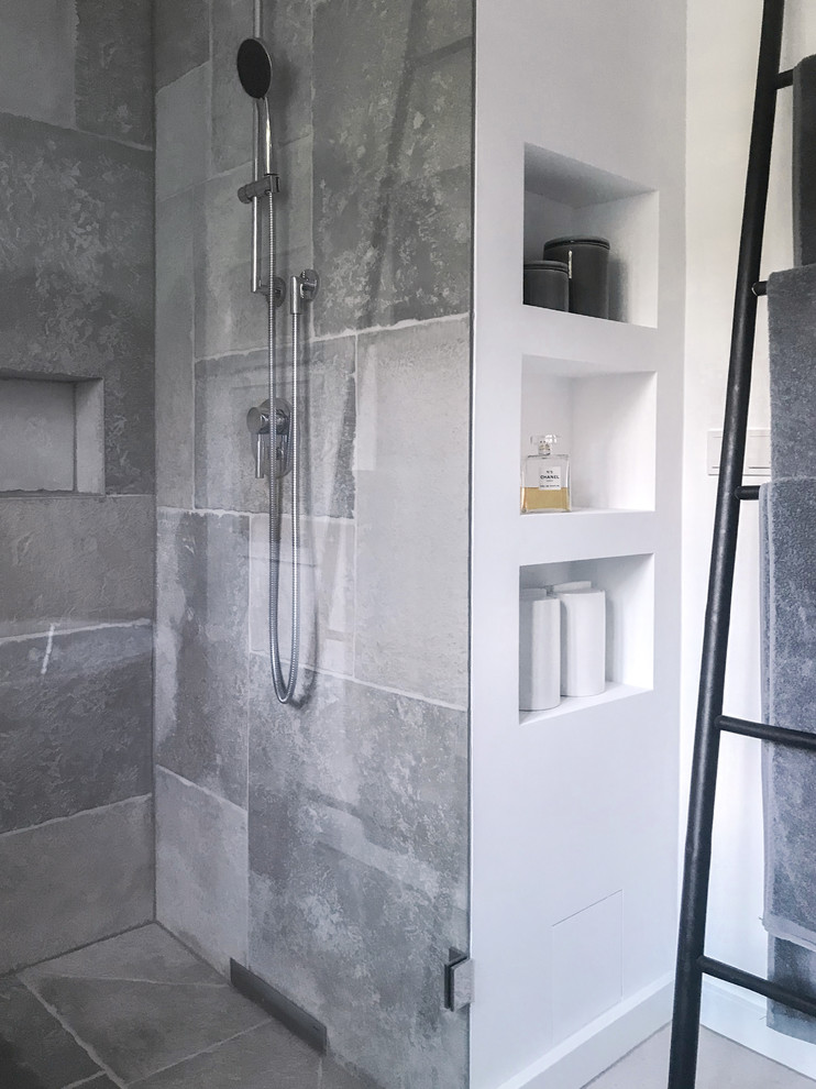 Immagine di una grande stanza da bagno con doccia minimal con vasca freestanding, doccia a filo pavimento, pavimento grigio, pareti grigie e porta doccia scorrevole