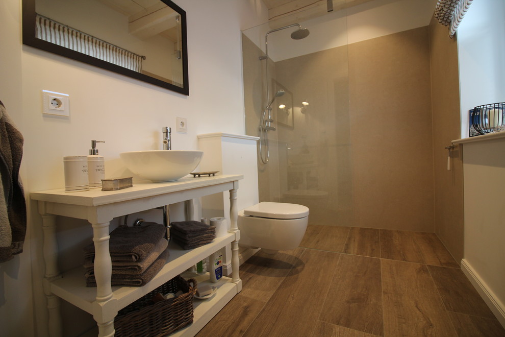 Idéer för ett mellanstort maritimt turkos badrum med dusch, med öppna hyllor, vita skåp, en öppen dusch, en vägghängd toalettstol, vita väggar, ett fristående handfat, träbänkskiva, brunt golv och med dusch som är öppen
