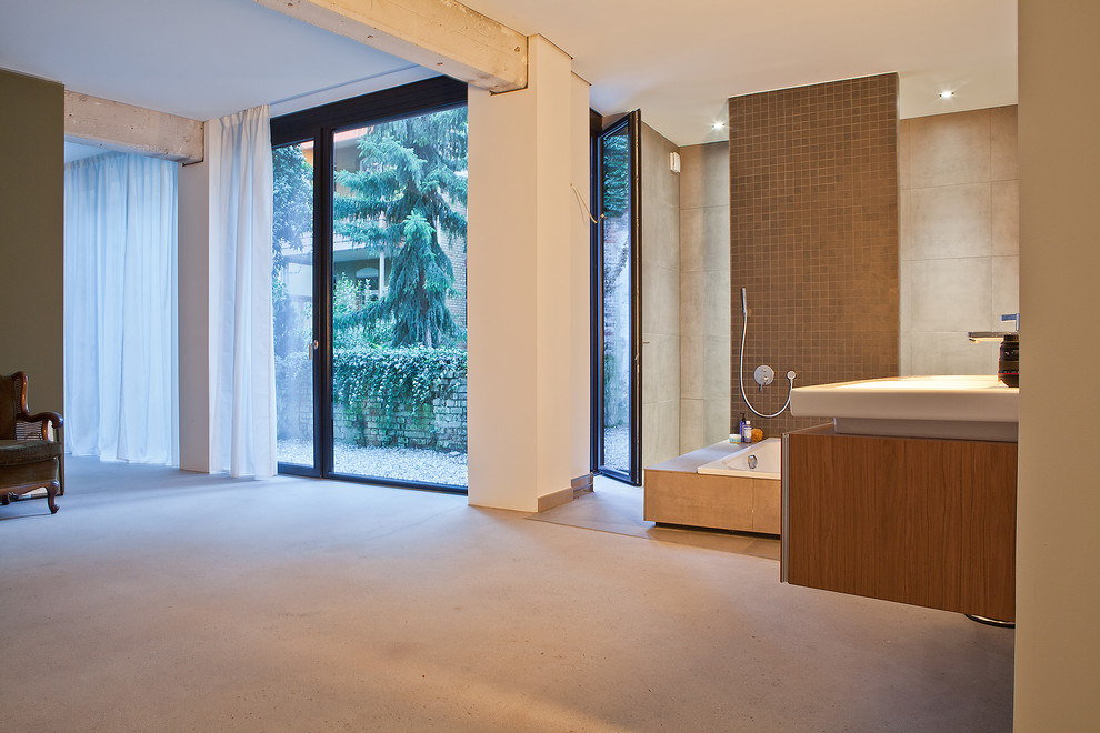 シュトゥットガルトにあるインダストリアルスタイルのおしゃれな浴室の写真