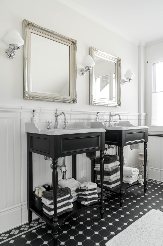 Пример оригинального дизайна: ванная комната среднего размера в классическом стиле с фасадами с утопленной филенкой, черными фасадами, белыми стенами, полом из керамической плитки, накладной раковиной, столешницей из искусственного кварца, черным полом и зеркалом с подсветкой