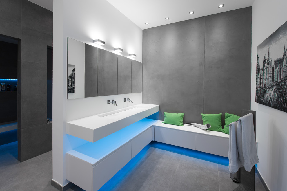 Mittelgroßes Modernes Badezimmer mit flächenbündigen Schrankfronten, weißen Schränken, weißer Wandfarbe, grauem Boden, Mineralwerkstoff-Waschtisch und Trogwaschbecken in Düsseldorf
