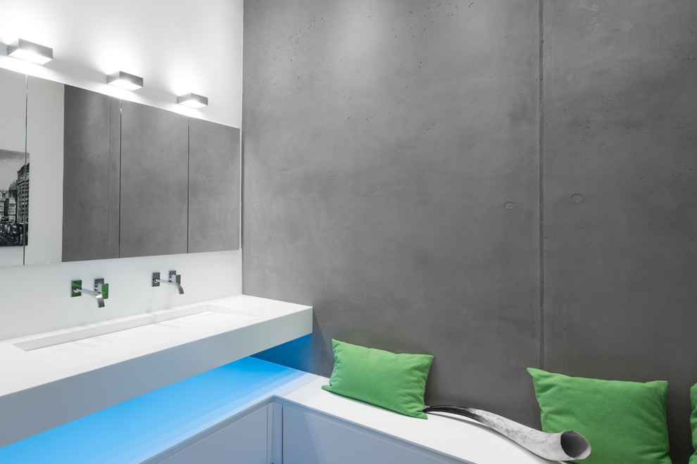 Idee per una stanza da bagno padronale minimalista con lavabo rettangolare, top in superficie solida, pareti bianche e pavimento grigio