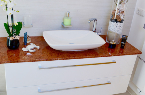 Mittelgroßes Klassisches Badezimmer mit weißen Schränken, beigen Fliesen, Keramikfliesen, beiger Wandfarbe, Keramikboden, Aufsatzwaschbecken und Marmor-Waschbecken/Waschtisch in Dresden
