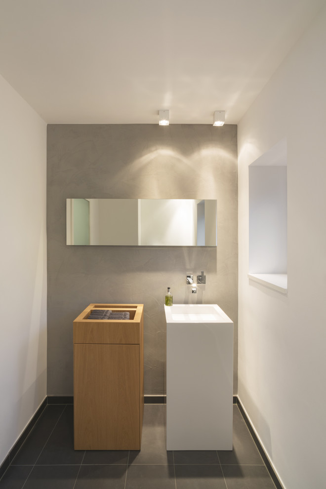 Свежая идея для дизайна: маленькая ванная комната в современном стиле с белыми стенами и раковиной с пьедесталом для на участке и в саду - отличное фото интерьера