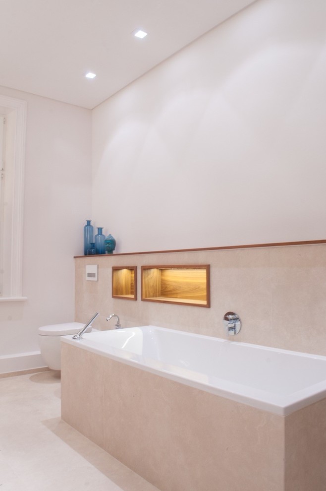Exemple d'une salle d'eau tendance avec une baignoire posée et un mur blanc.