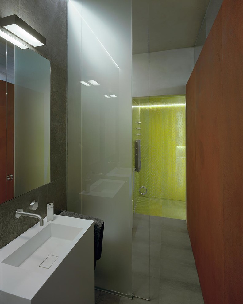 Immagine di una stanza da bagno con doccia industriale con lavabo integrato, ante bianche, doccia alcova, piastrelle grigie, piastrelle verdi, piastrelle a mosaico e pareti grigie
