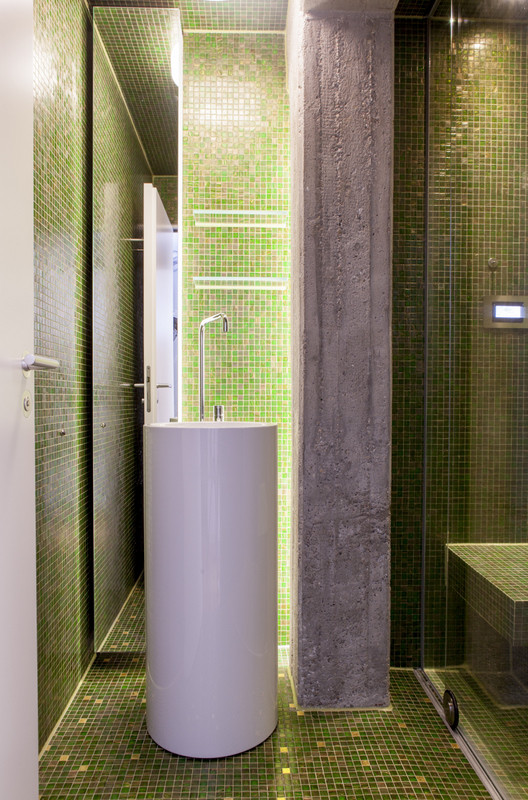 Modernes Badezimmer mit bodengleicher Dusche und grünen Fliesen in Stuttgart