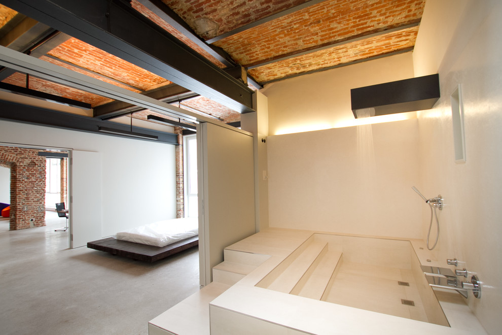Идея дизайна: большая главная ванная комната в стиле лофт с душем над ванной, бежевыми стенами и накладной ванной